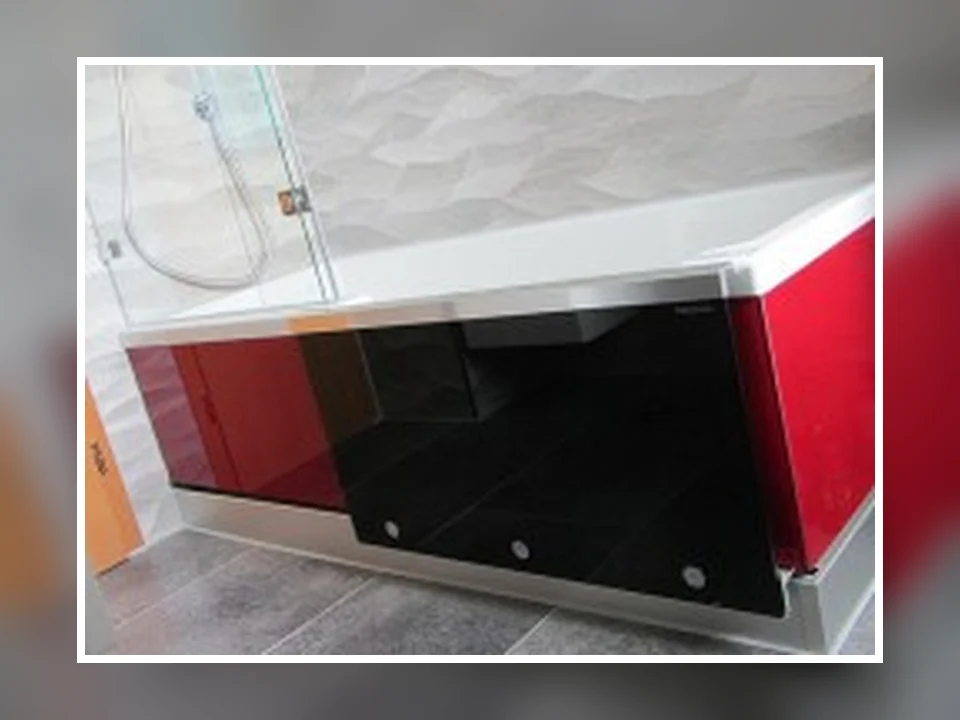 Modernisiertes Bad in Ottenbach mit rot-schwarzem Einbaumöbel